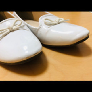 BEAMS HEART ぺたんこ靴 エナメル ホワイトの画像