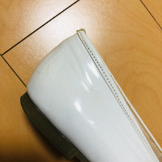 BEAMS HEART ぺたんこ靴 エナメル ホワイトの画像