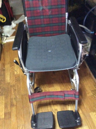 新品の車イス、新品の高価ウレタンざぶとん付きです。