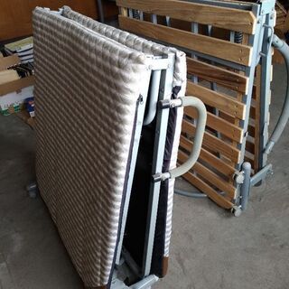 折りたたみ式ベット　２つ