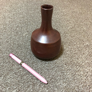 茶色の細口花瓶の画像