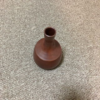 茶色の細口花瓶の画像
