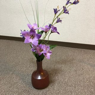 茶色の細口花瓶の画像