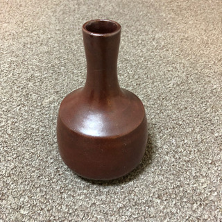 茶色の細口花瓶の画像