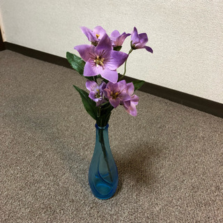 水色の細口ガラス花瓶の画像