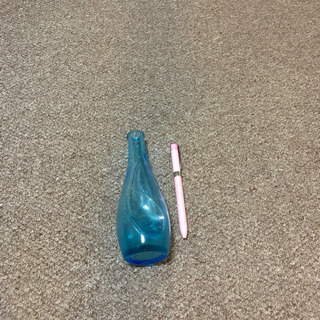 水色の細口ガラス花瓶の画像
