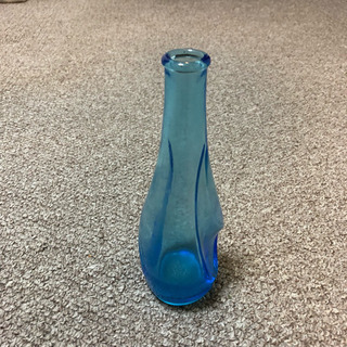 水色の細口ガラス花瓶の画像
