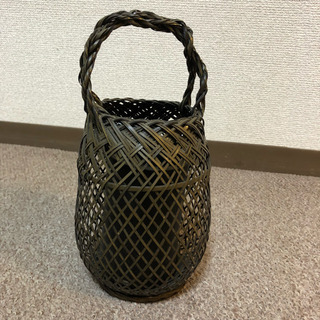 焦茶色の籐製の花入の画像