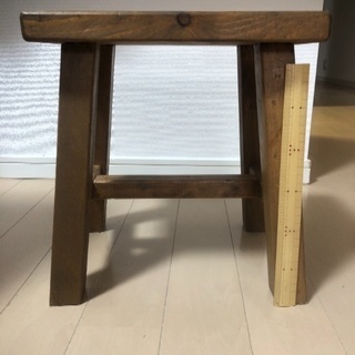 木の椅子の画像