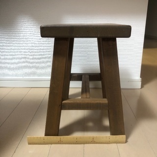 木の椅子の画像