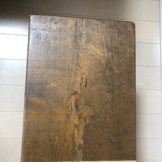 木の椅子の画像