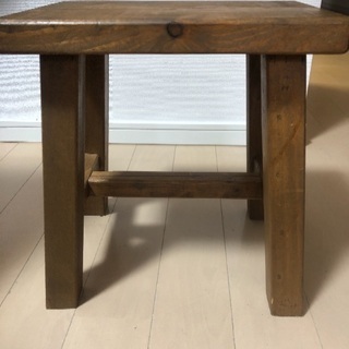 木の椅子の画像