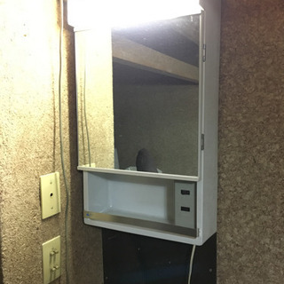 旅館 古民家リノベーション向け 客室、浴室にある鏡兼収納スペース