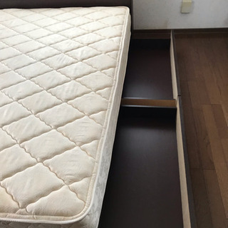 ダブルベッドとマットレスの画像