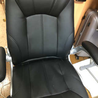 オフィス用椅子(肘掛付きかつ調整できるタイプ)の画像