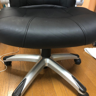 オフィス用椅子(肘掛付きかつ調整できるタイプ)の画像