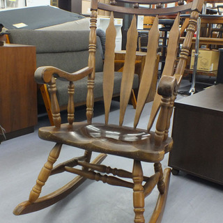 ロッキングチェア　洋風 木製　ヴィンテージ　アンティーク　木彫り アンティーク調 マホガニー無垢材 ロッキングチェア 装飾彫刻