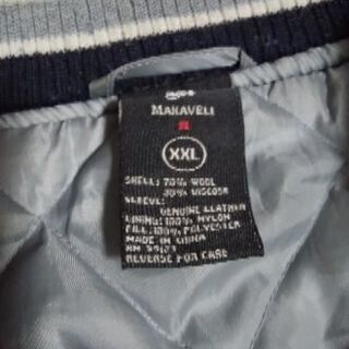 MAKAVELI の紺地に袖がグレーのレザー風スタジャンの画像