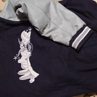 MAKAVELI の紺地に袖がグレーのレザー風スタジャンの画像