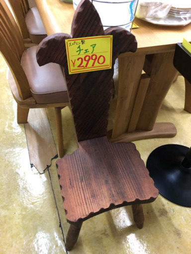 値下げ！飾り椅子◆スペイン製◆木製◆三本足◆足は木製ねじ込み、背もたれは、金属金具で分解できます。