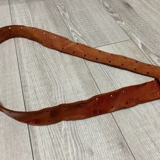 赤のベルトの画像