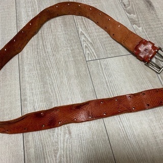 赤のベルトの画像