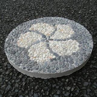 プルメリア　ステップストーン　
モザイクの踏み石の画像