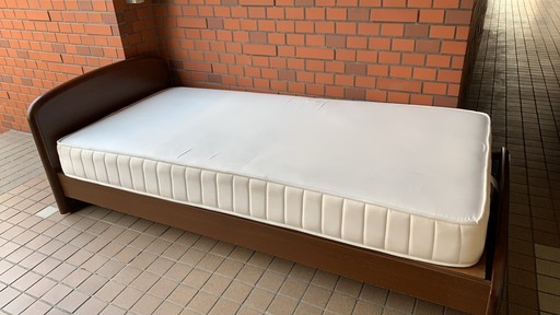 シングルベッド　シンプル　ブラウン