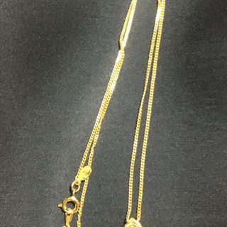 ジバンシーのロゴとキラキラのストーンが素敵 ネックレスの画像