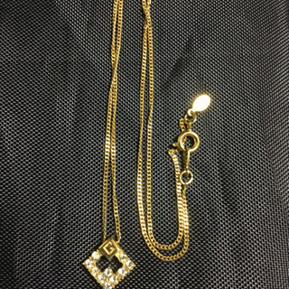 ジバンシーのロゴとキラキラのストーンが素敵 ネックレス