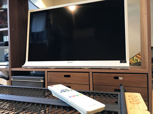 【美品】SHARP アクオス40V型／珍しい白色の液晶テレビで、女性のお部屋にもマッチします★