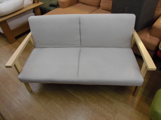 2人掛けソファ　ソファー　布　ベージュ系　木製肘掛け　幅:133cm　札幌　西岡店