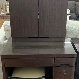 茶色の綺麗なドレッサーを入荷致しました！イス付き