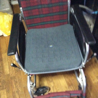 新品の車イスと新品ウレタンざぶとん付き。