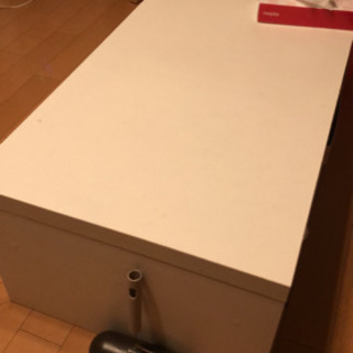 白のローテーブルの画像