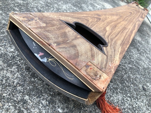 美品 琴 上足×2個 琴柱×15個 ピック タテ25cm ヨコ190cm 高さ12cm 和楽器 弦楽器 伝統楽器 撥弦楽器 13弦 筝