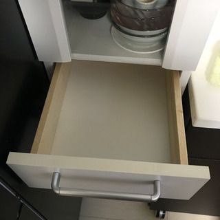 【お譲り先決定】スリム食器棚 ホワイトの画像