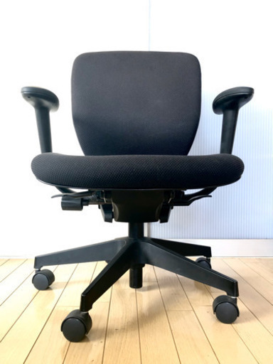 オフィスチェア：ITOKI "PRAO" 購入価格8万円。