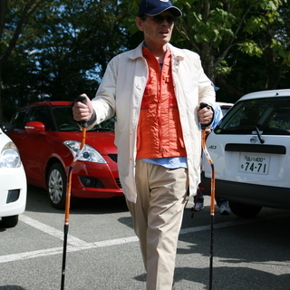 車椅子導入を検討しようかな?と考えておられる歩行弱者の方々にマンツーマンでメディカルノルディックウォーキングを指導します。の画像