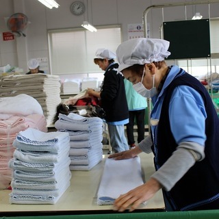 クリーニング工場の簡単な検品・出荷、仕上げ作業のパート社員募集‼の画像