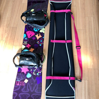 Swivel 黒と紫のスノーボードとビンディングのセット 140cm Swivel 黒と紫のスノーボードとビンディングのセット 140cm