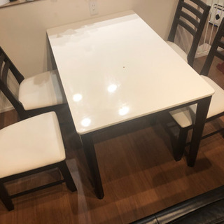 取引中ダイニンクテーブル、椅子4つセットの画像