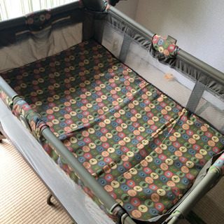 折り畳み式ベビーベッドの画像