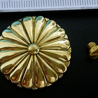 金色の菊紋 真鍮製 コンチョ ボタン 大 * 菊 ご紋 御紋 横須賀 戦艦三笠記念 菊花紋 戦艦三笠 旧帝国海軍 大日本帝国の画像