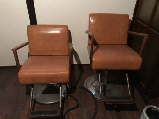 美容室の椅子　2脚あります。