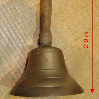 昭和時代の学校の手鐘(ハンドベル)の画像