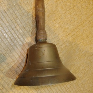 昭和時代の学校の手鐘(ハンドベル)の画像