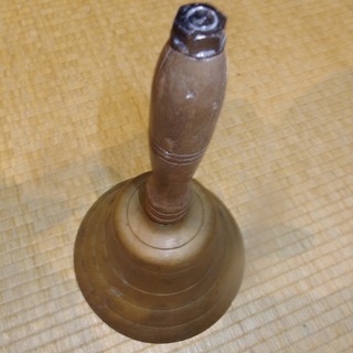 昭和時代の学校の手鐘(ハンドベル)の画像