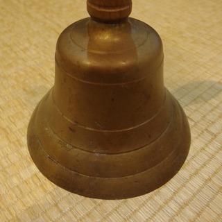 昭和時代の学校の手鐘(ハンドベル)の画像