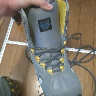 スノーボードとスノーボードシューズの画像